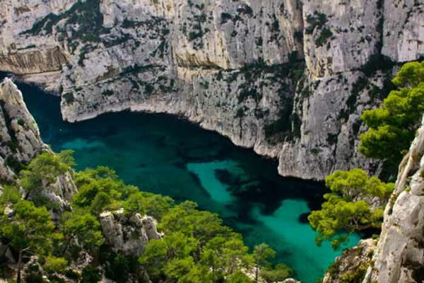 Visiter les calanques en famille à pied, en vélo, bateau… de Marseille à Cassis Calanque-marseille-En-Vau