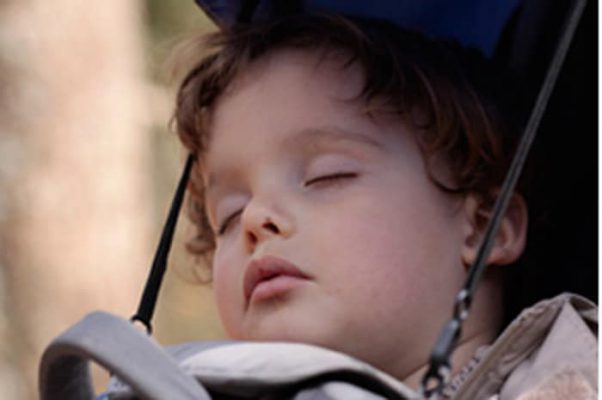 Sieste de bébé en voyage: conseils et astuces pour le faire dormir sieste-bébé-voyage