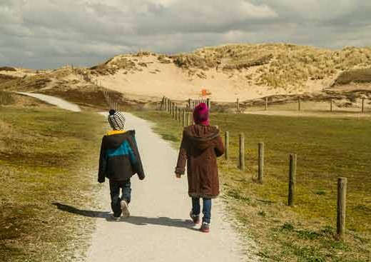 dunes-mer-du-nord-enfant-hollande