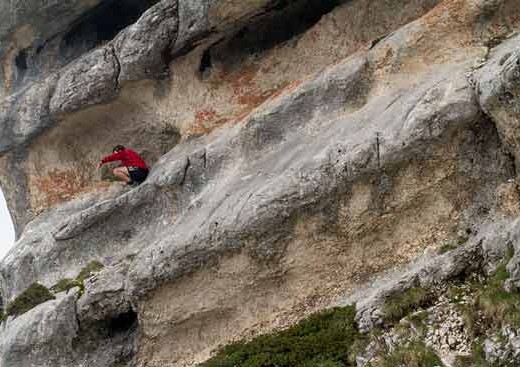 -randonneur-dans-pli-rocheux-Chartreuse-Alpes