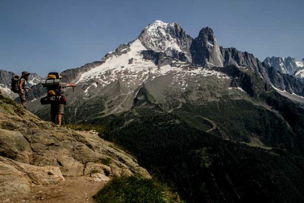 Randonnée et bivouac dans les Aiguilles Rouges avec enfants aiguilles rouges randonneurs