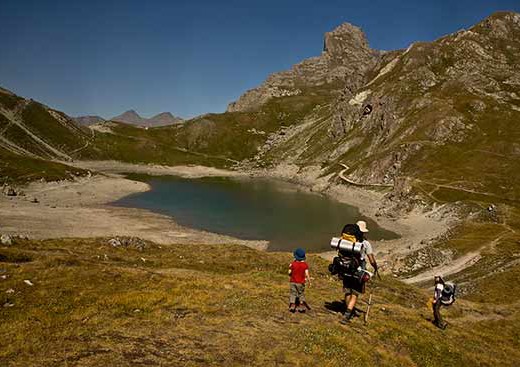 lac-cerces-randonneurs-enfant-alpes