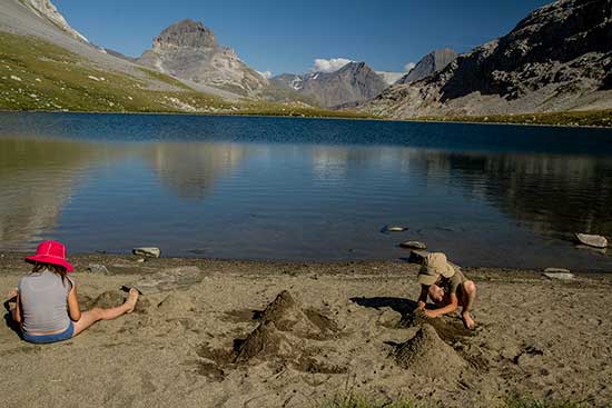 lac-rond-la-vanoise-randonneur-enfant