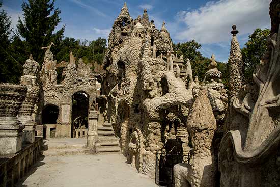 palais-idéal-du-facteur-cheval-terrasse