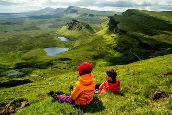 quiraing-ile-de-skye-enfant-randonneur
