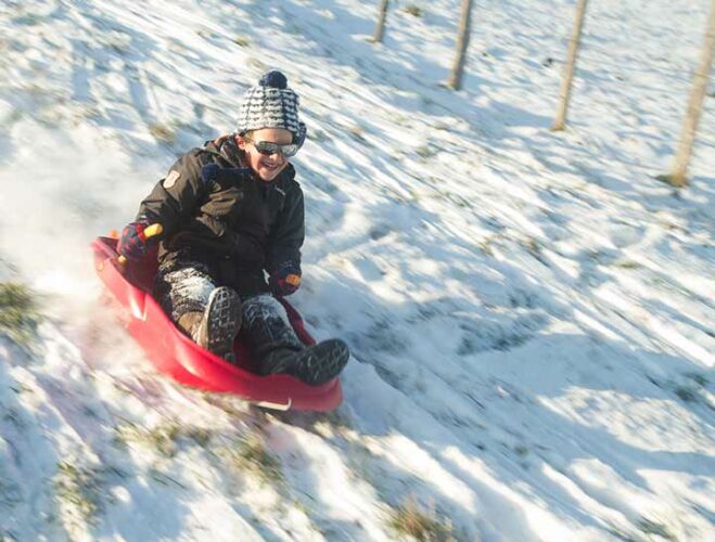 15 activités montagne et sports de neige en famille sans skier sport-hiver-enfant-luge