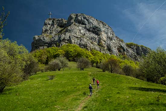 Randonnée dans les Bauges: Croix du Nivolet avec enfants alpes ete famille croix-du-nivolet-randonneur-bauges