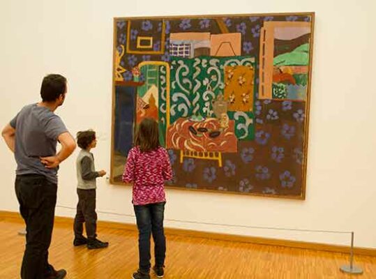 Visiter des Musées avec des enfants Musée-de-grenoble-enfants-devant-tableau-moderne