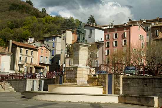 dignes-les-bains-place-et-fontaine dignes-les-bains-place-et-fontaine provence