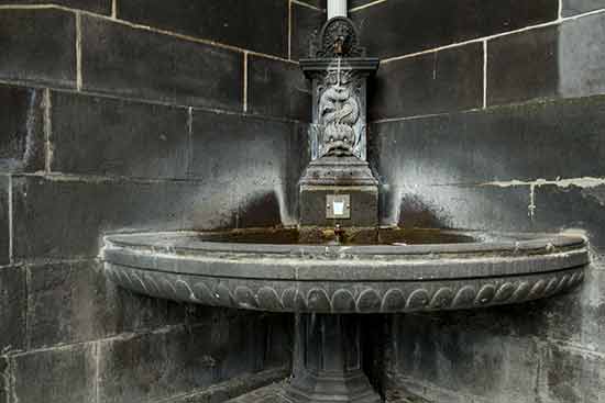 fontaine-en-pierre-de-volcan-clermont-ferrand