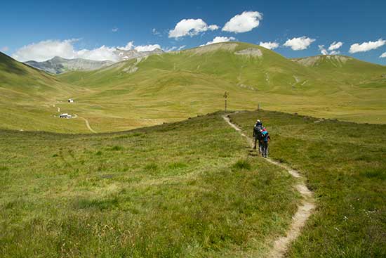 randonneurs-en-famille-plateau-emparis-oisans-alpes