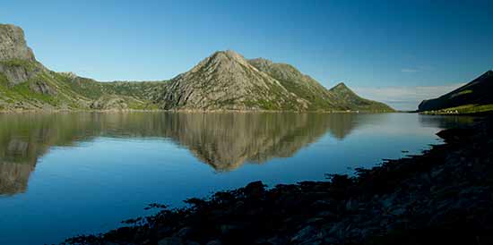 Road-trip dans les îles Lofoten en camping car – fourgon paysage-fjord-montagne-au lever de soleil lofoten-norvege