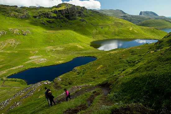 randonneurs-enfant-lac lofoten-norvege