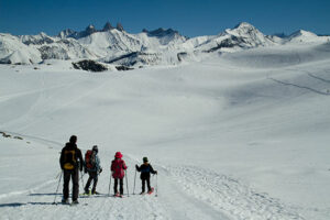 randonneurs-raquette-a-neige-avec-enfants-en-savoie randonneurs enfant raquette-a-neige-avec-enfants-en-savoie