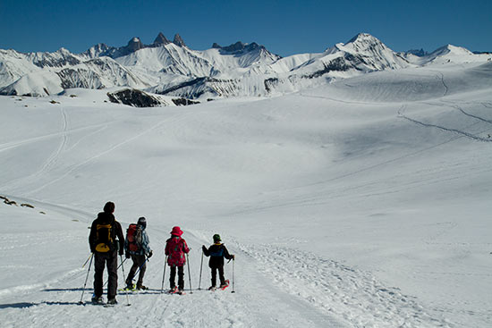 Week-end raquette dans les Alpes en famille randonneurs enfant raquette-a-neige-avec-enfants-en-savoie