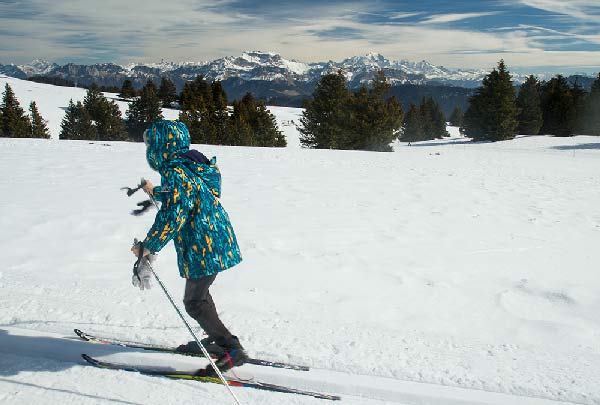 enfant-en-ski-de-fond-station-du-semnoz-en-haute-savoie