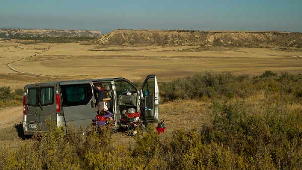 Fourgon aménagé en camping-car avec un petit budget fourgon-dans-bardenas-espagne