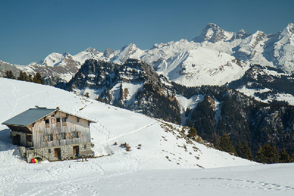 randonneur-raquette-chalet-des-auges-plateau-des-glières-hiver