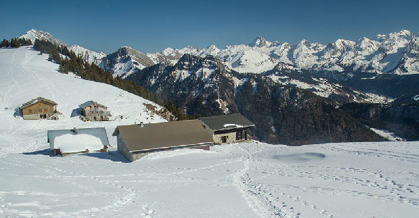 randonneur-raquette-chalets-des-auges-plateau-des-glières-hiver
