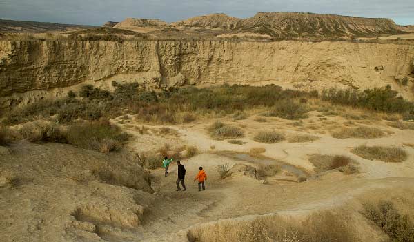 randonneurs-dans-les-bardenas-espagne