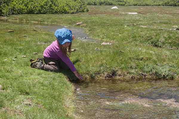 rando-avec-enfant-au-lac-Bastani-en-Corse