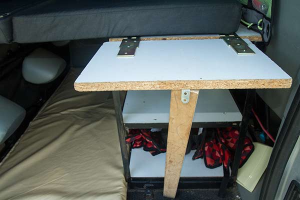 quipement-tablette-dans-fourgon-aménagé