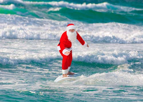 Noël au soleil en famille: 14 destinations en décembre papa-noel-en-surf-australie