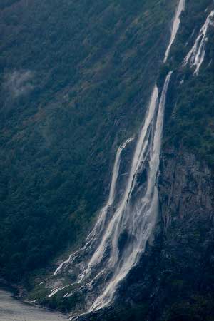 cascade-des-7-soeurs-sur-Geirandgerfjord-Norvège-en-famille