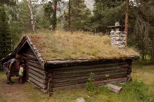 Norvège-enfants-chalet
