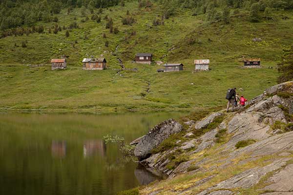 norvège-randonnée-pédestre-enfants