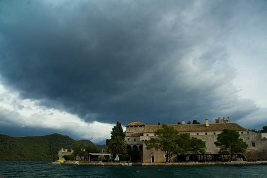 -Ile-Mljet-monastère-Croatie-famille