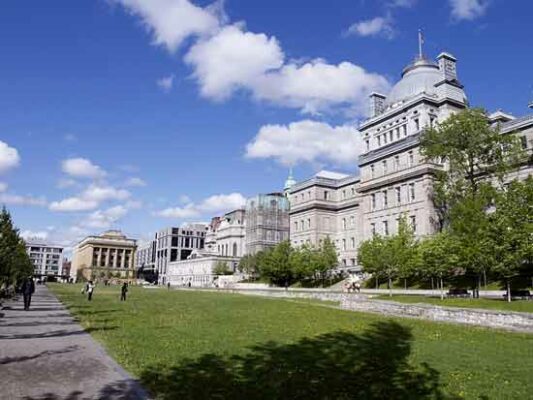 montréal-avec-enfants-monument montréal-avec-enfants-monument
