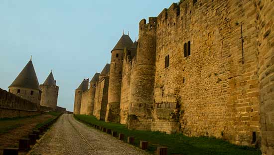 carcassonne-en-famille-remparts carcassonne-en-famille-remparts