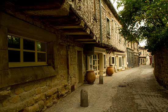 visiter-carcassonne avec-enfants-ruelles