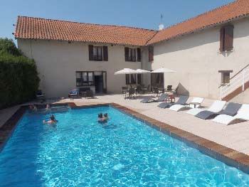 hotel-famille-avec-piscine-auvergne