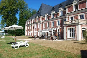 Apparthotel en famille en Normandie dans un château, à 11 km des falaises d'Étretat et à 8 km de Fécamp Studios et maisons avec, selon le logement, TV, coin salon, coin repas, espace repas extérieur, cuisine avec lave-vaisselle, plateau/bouilloire, machine à café Accès à une piscine extérieure Accès à un spa avec sauna , massages, hammam Hébergement familial jusqu'à 6 personnes Aire de jeux pour enfants en plein air