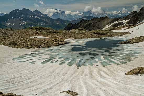 Vers-refuge-robert-blanc-lac-enclave