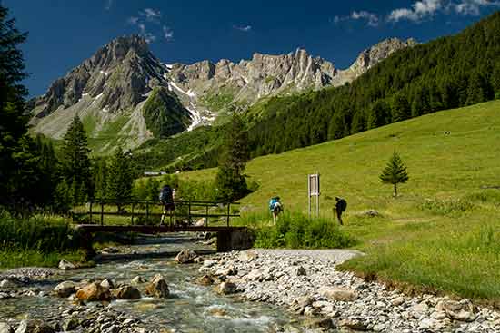 randonneur-famille-tmb-vers-lac-jovet