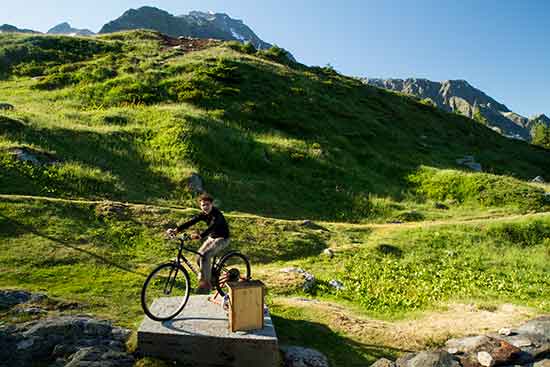 refuge-de-tré-la-tête-mont-blanc-avec-enfant