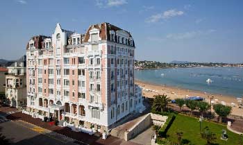 club-vacances-famille-luxe-france-avec-piscine