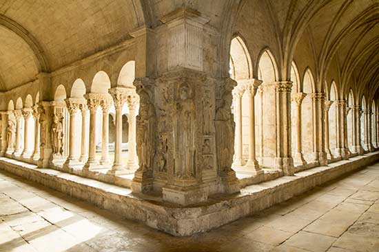 cloitre-arles-avec-enfants