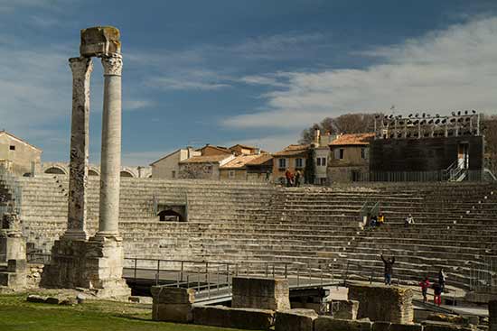 visiter-en-famille-arles-theatre
