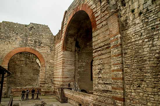 visiter-en-famille-arles