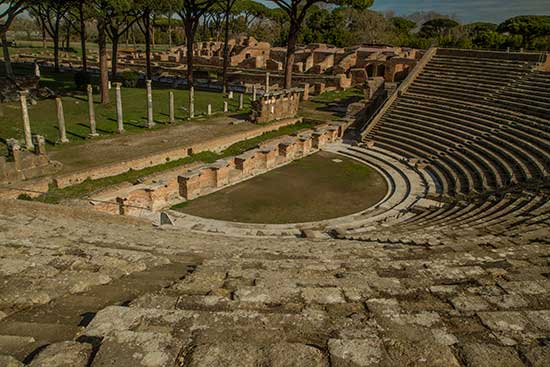 visiter-ostia-antica-amphitheatre