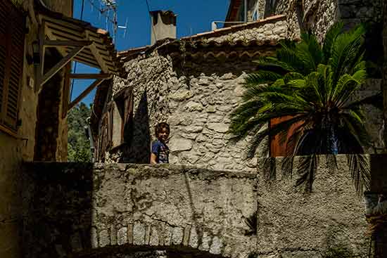 Peillon-pont-avec-enfant-village-arrière-pays-niçois