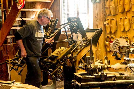 Zaanse-Schans-sabot-fabrication-hollande