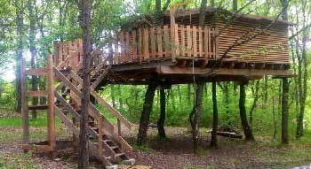 dormir dans une cabane dans les arbres en famille