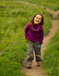 enfant-randonneur-sur-sentier-Queyras
