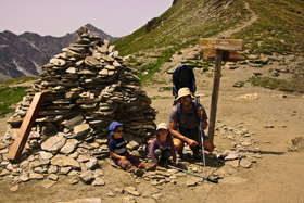 enfants,-randonneur-et-cairn-au-col-vieux-Queyras-