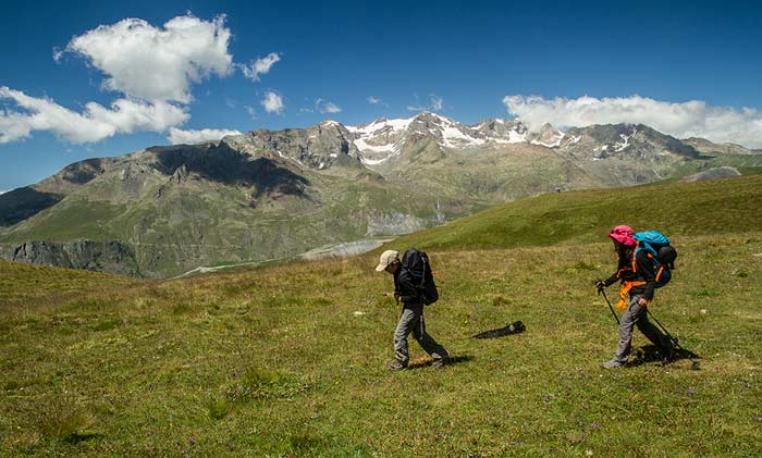 randonneurs-enfants-en-montagne